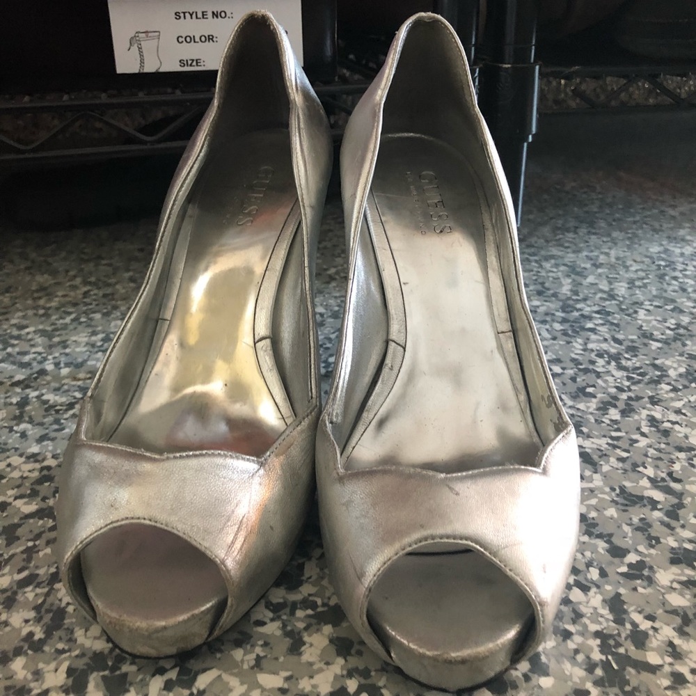 Guess silver platinum peep toe pumps.